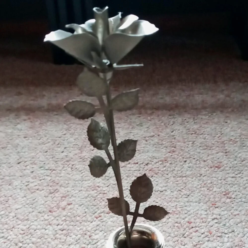 Unique Vintage 1970s Silver Metal 🌹Rose Bud🌹 in Vase by Mann 11 inches Tall
